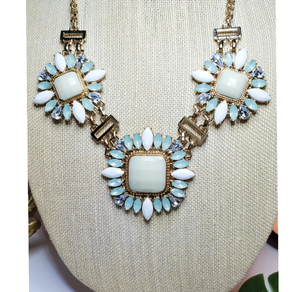 Statement necklace. - Picture 2 of 3